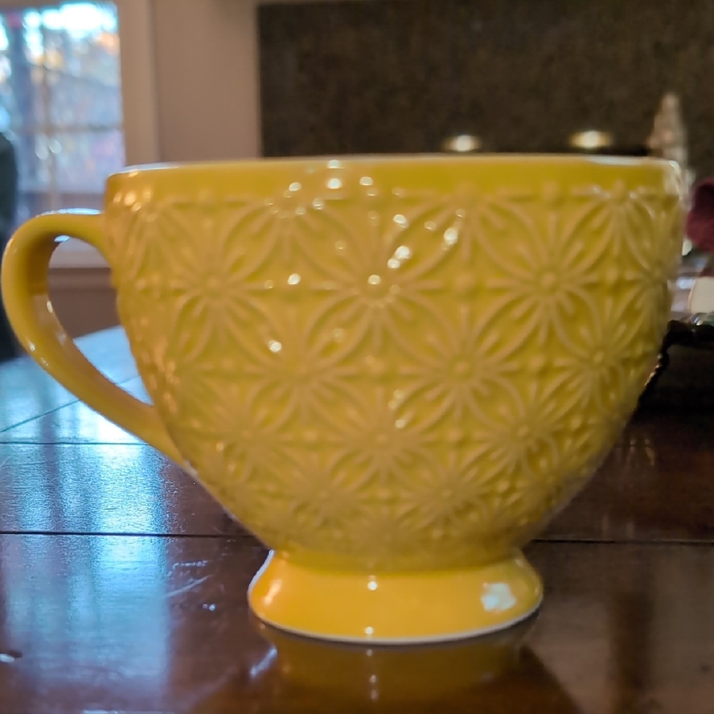 Signature Sunflower Yellow Embossed Mug